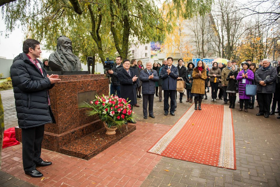 Открытие бюста Конфуция